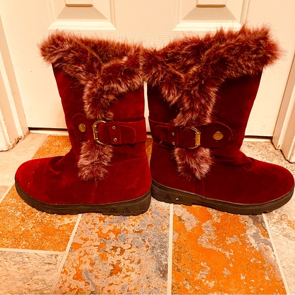 👢Beautiful Fur Top, Fur Lined Burgundy Slip On Boots! - Picture 1 of 13